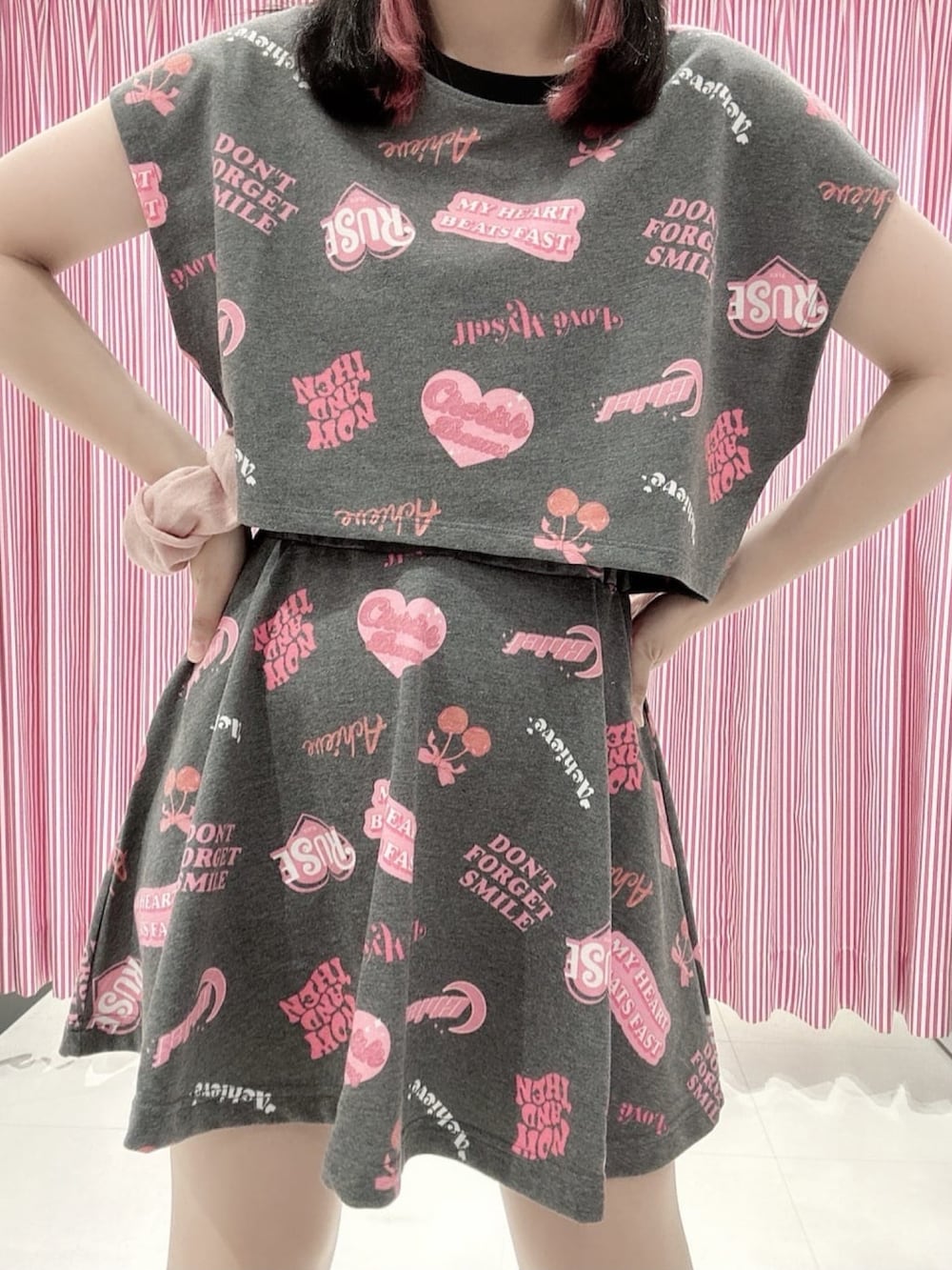「ダンス、レッスン着、ピンクラテ、スポーティ」｜「PINK-latteの〔るーつくコラボ〕総柄プリントフレンチスリーブプルオーバー（Tシャツ/カットソー、ブラック系）」を使った、まいまい🐰ピンクラテ豊洲店staffさん（レディース・154cm）の秋コーディネートの4枚目の写真