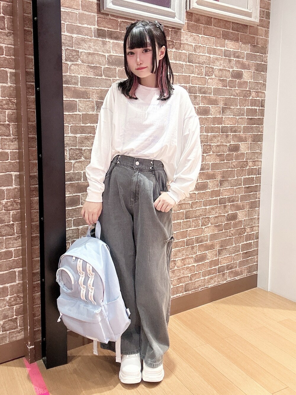 「PINK-latteの【130cmあり】ステッチロゴロンT（Tシャツ/カットソー、ホワイト系）」を使った、まいまい🐰ピンクラテ豊洲店staffさん（レディース・154cm）の秋コーディネートの3枚目の写真