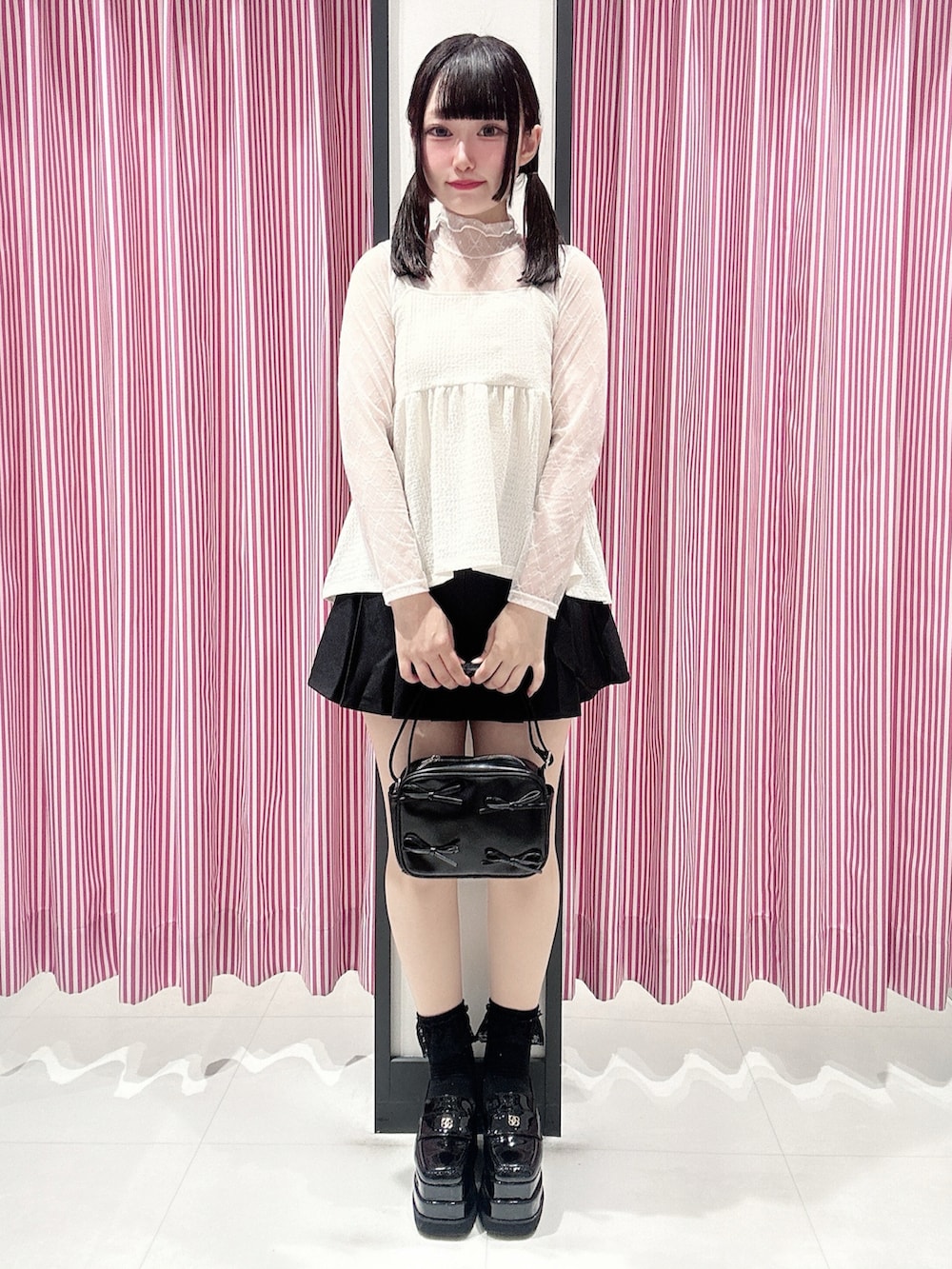 「フレンチガーリー、チュール、プリーツスカート、バレエコア、ピンクラテ」｜「PINK-latteの【セットアイテム】リボンシアートップス＋キャミソールセット（その他トップス、ホワイト系）」を使った、まいまい🐰ピンクラテ豊洲店staffさん（レディース・154cm）の秋コーディネートの2枚目の写真