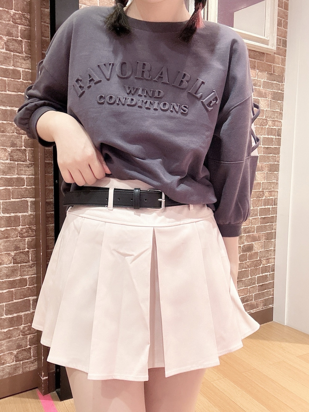 「学校、7分袖、レースアップ、プリーツスカート、ピンクラテ」｜「PINK-latteの【肌触りサラリ／定番】袖レースアップ プルオーバー（Tシャツ/カットソー、グレー系）」を使った、まいまい🐰ピンクラテ豊洲店staffさん（レディース・154cm）の秋コーディネートの4枚目の写真