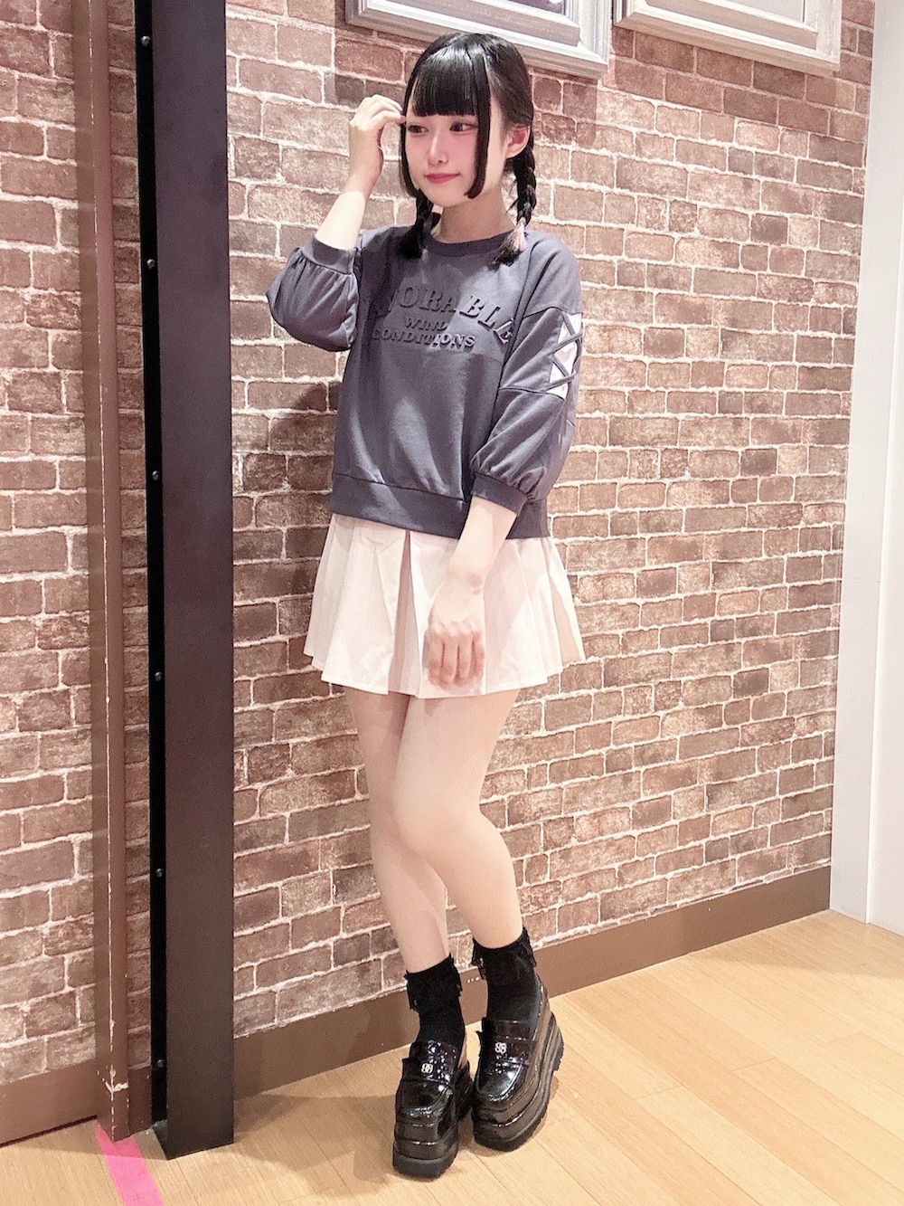 「学校、7分袖、レースアップ、プリーツスカート、ピンクラテ」｜「PINK-latteの【肌触りサラリ／定番】袖レースアップ プルオーバー（Tシャツ/カットソー、グレー系）」を使った、まいまい🐰ピンクラテ豊洲店staffさん（レディース・154cm）の秋コーディネートの2枚目の写真