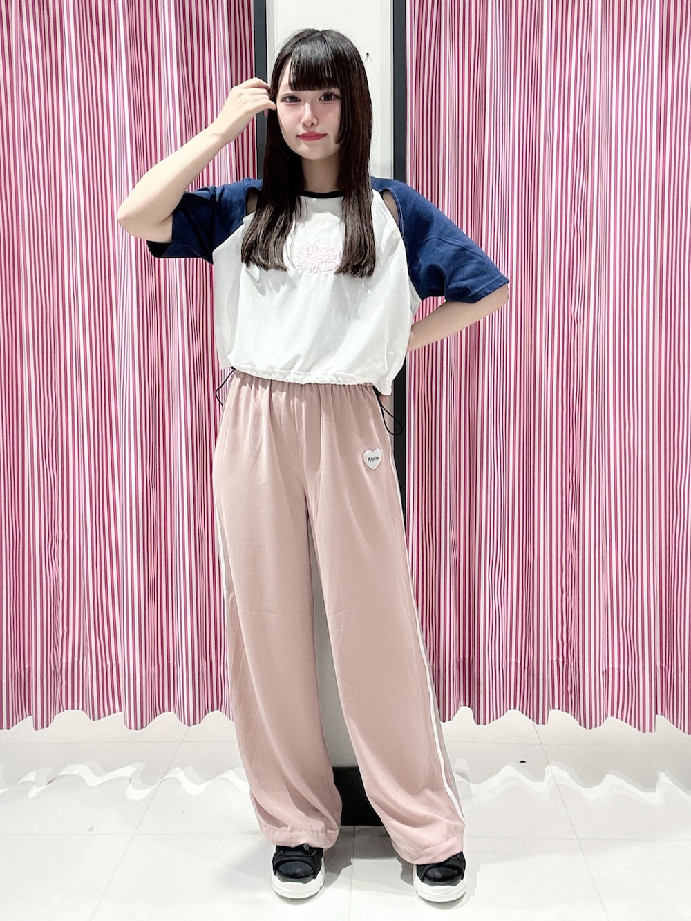 「ゆるコーデ、ラインパンツ、スポーツサンダル、シンプルスタイル、韓国ファッション」｜「PINK-latteの配色ラグランTシャツ（Tシャツ/カットソー、ホワイト系）」を使った、まいまい🐰ピンクラテ豊洲店staffさん（レディース・154cm）の夏コーディネートの2枚目の写真
