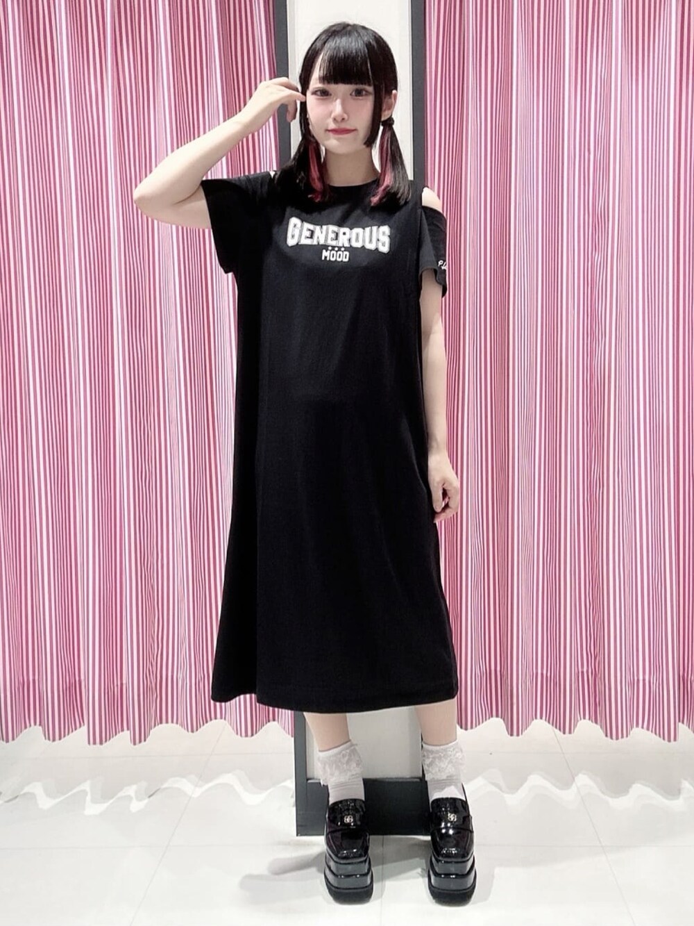 「モノトーンコーデ、ブラックコーデ、大人カジュアル、ピンクラテ」｜「PINK-latteのオープンショルダー肩見せワンピース（ワンピース、ブラック系）」を使った、まいまい🐰ピンクラテ豊洲店staffさん（レディース・154cm）の秋コーディネートの2枚目の写真