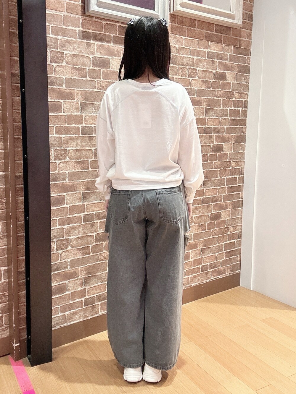 「PINK-latteの【130cmあり】ステッチロゴロンT（Tシャツ/カットソー、ホワイト系）」を使った、まいまい🐰ピンクラテ豊洲店staffさん（レディース・154cm）の秋コーディネートの4枚目の写真