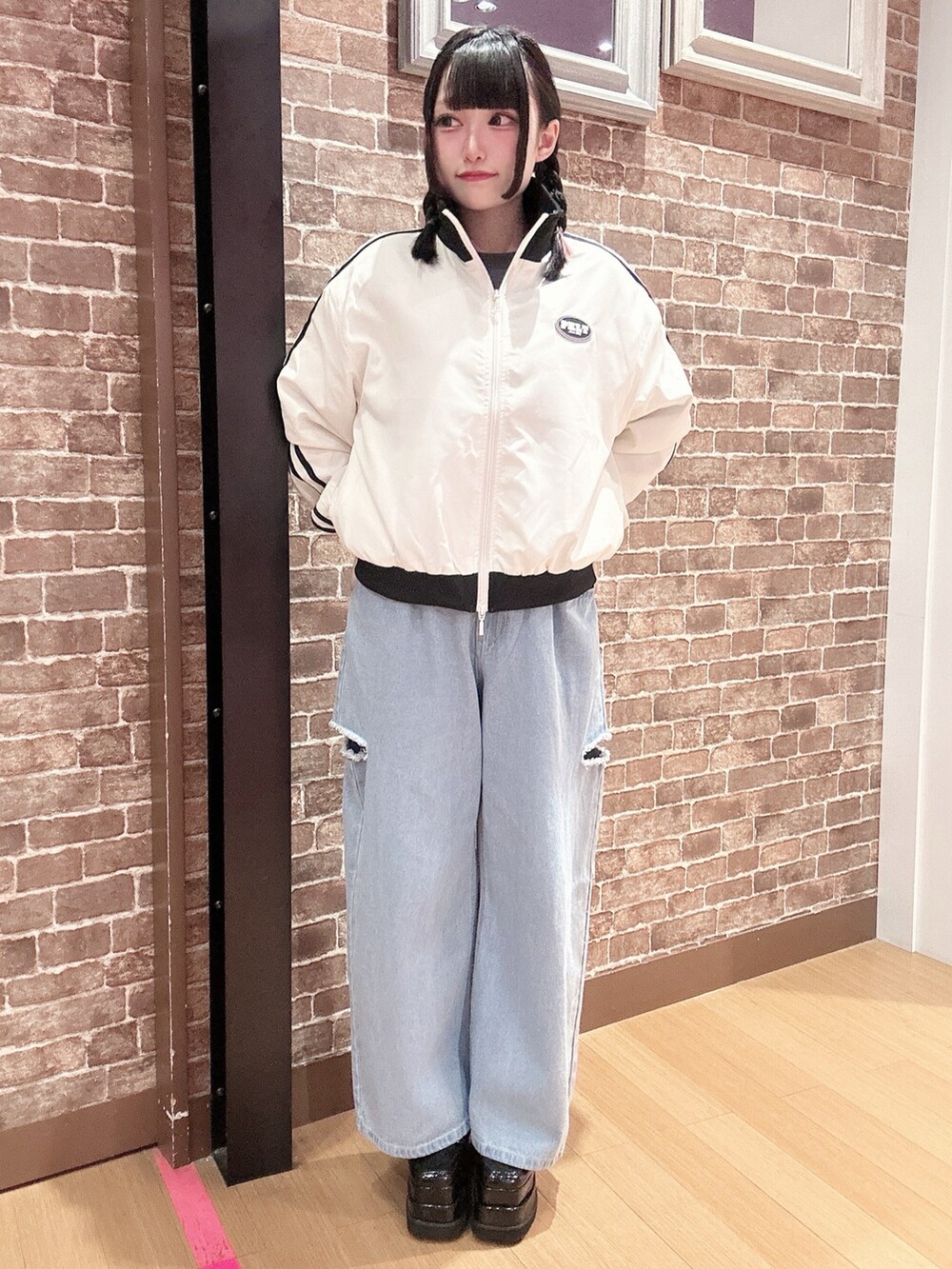 「トラックジャケット、韓国ファッション、韓国コーデ、デニムパンツ、デニムコーデ、ピンクラテ」｜「PINK-latteの【130cmあり】スタンドカラー ダブルラインジャケット（ブルゾン、ホワイト系）」を使った、まいまい🐰ピンクラテ豊洲店staffさん（レディース・154cm）の秋コーディネートの2枚目の写真
