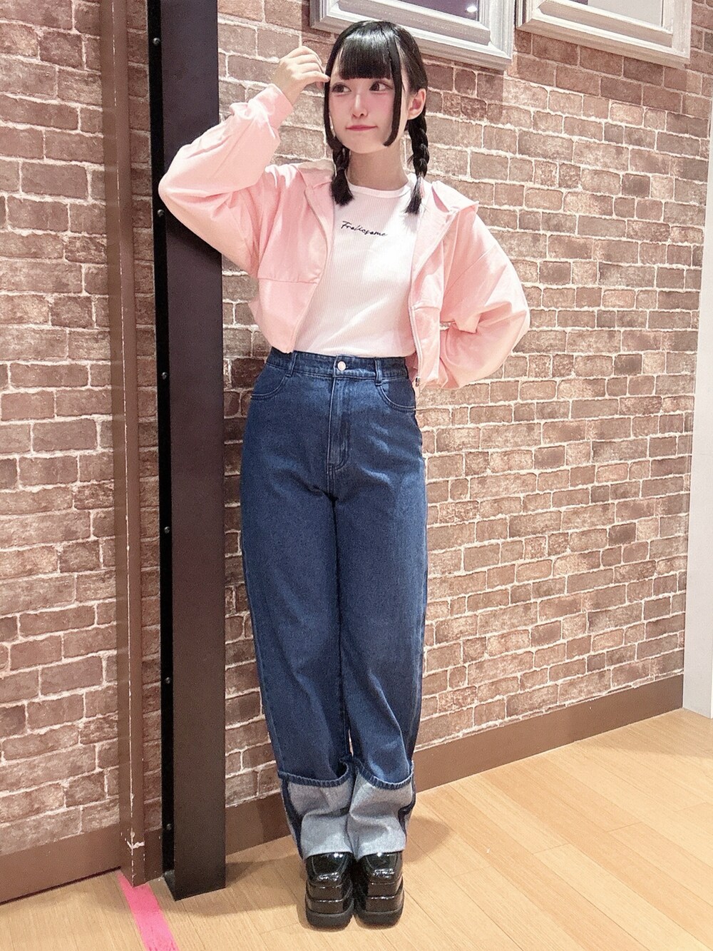 「PINK-latteのコンパクトリブTシャツ（Tシャツ/カットソー、ホワイト系）」を使った、まいまい🐰ピンクラテ豊洲店staffさん（レディース・154cm）の秋コーディネートの2枚目の写真