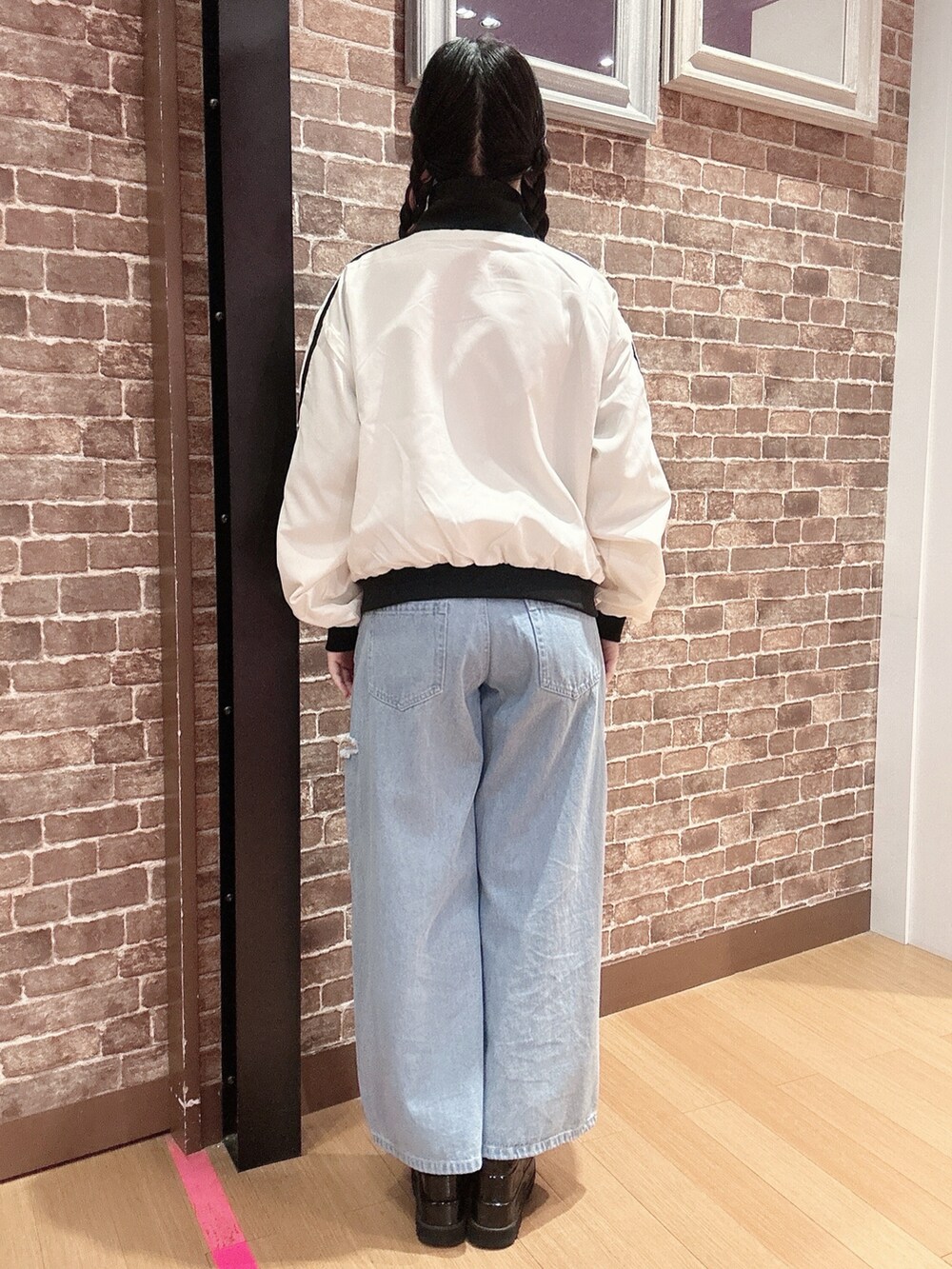 「トラックジャケット、韓国ファッション、韓国コーデ、デニムパンツ、デニムコーデ、ピンクラテ」｜「PINK-latteの【130cmあり】スタンドカラー ダブルラインジャケット（ブルゾン、ホワイト系）」を使った、まいまい🐰ピンクラテ豊洲店staffさん（レディース・154cm）の秋コーディネートの3枚目の写真