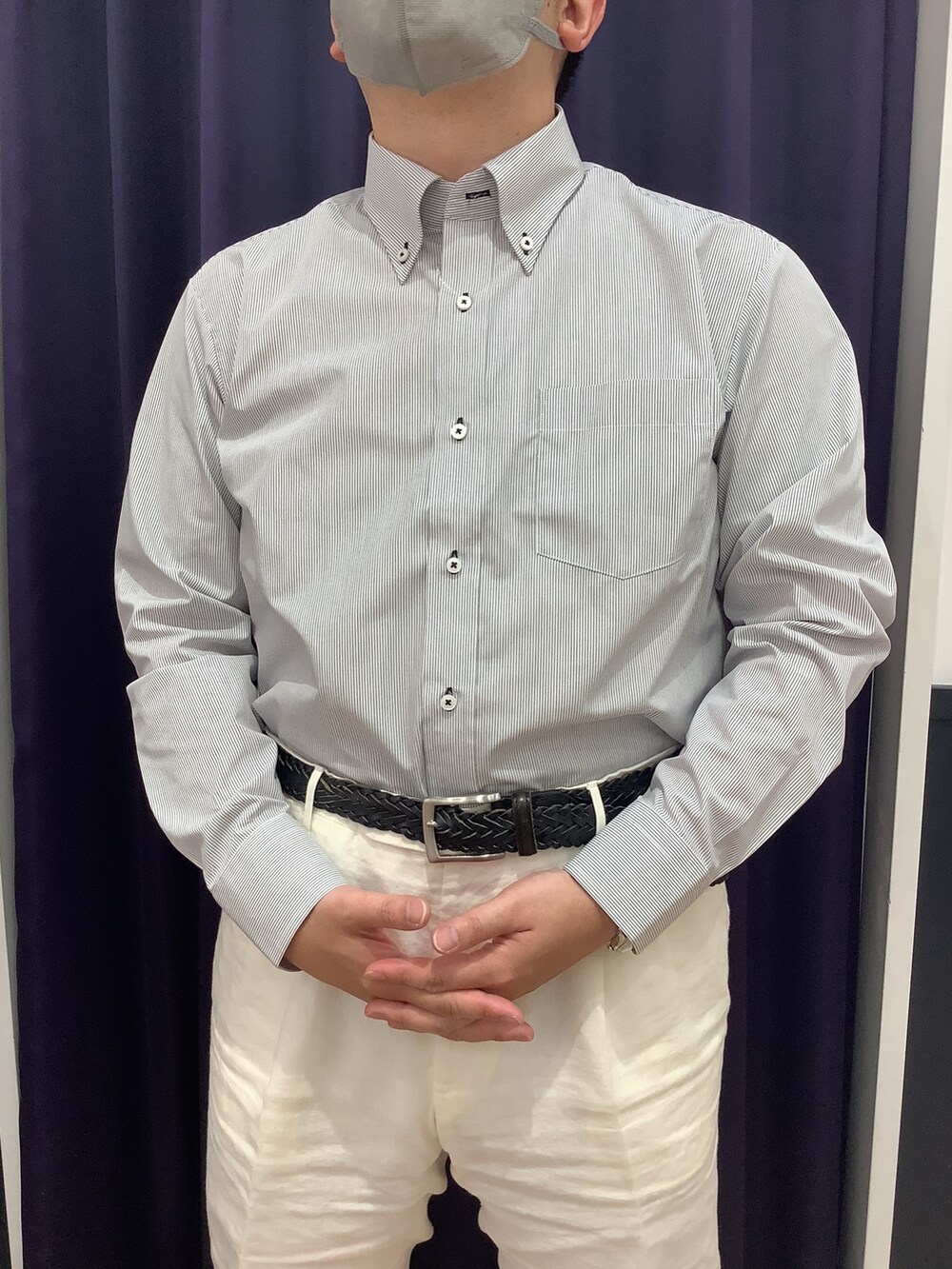 グレー系のビジネスシャツを着用したメンズの夏コーディネートの2枚目の写真