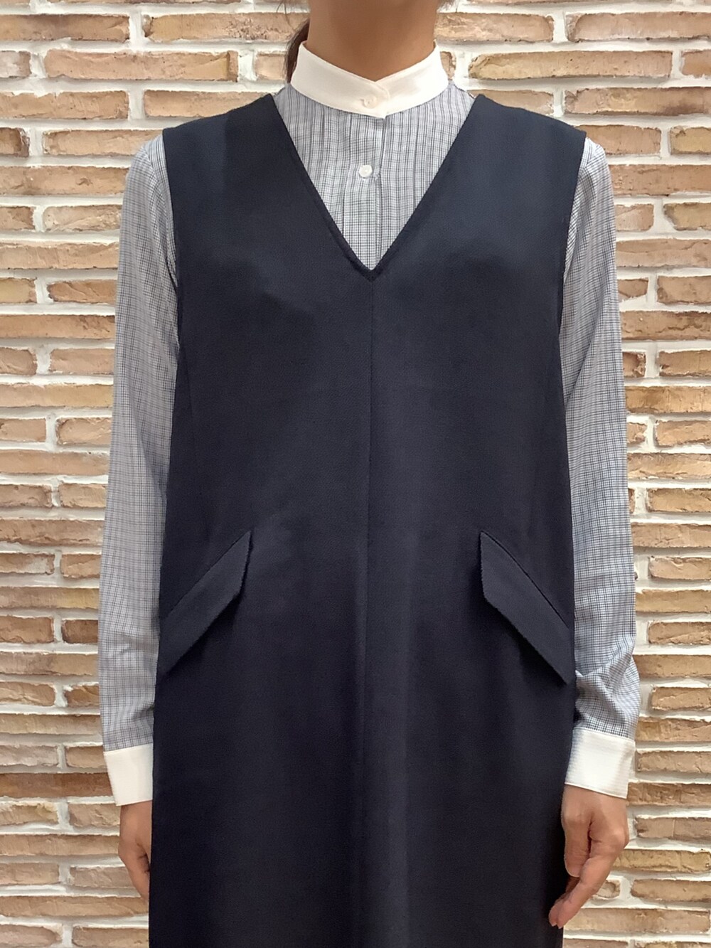 ブルー系のジャンパースカート、グレー系のシャツ/ブラウスを着用したレディースの秋コーディネートの2枚目の写真