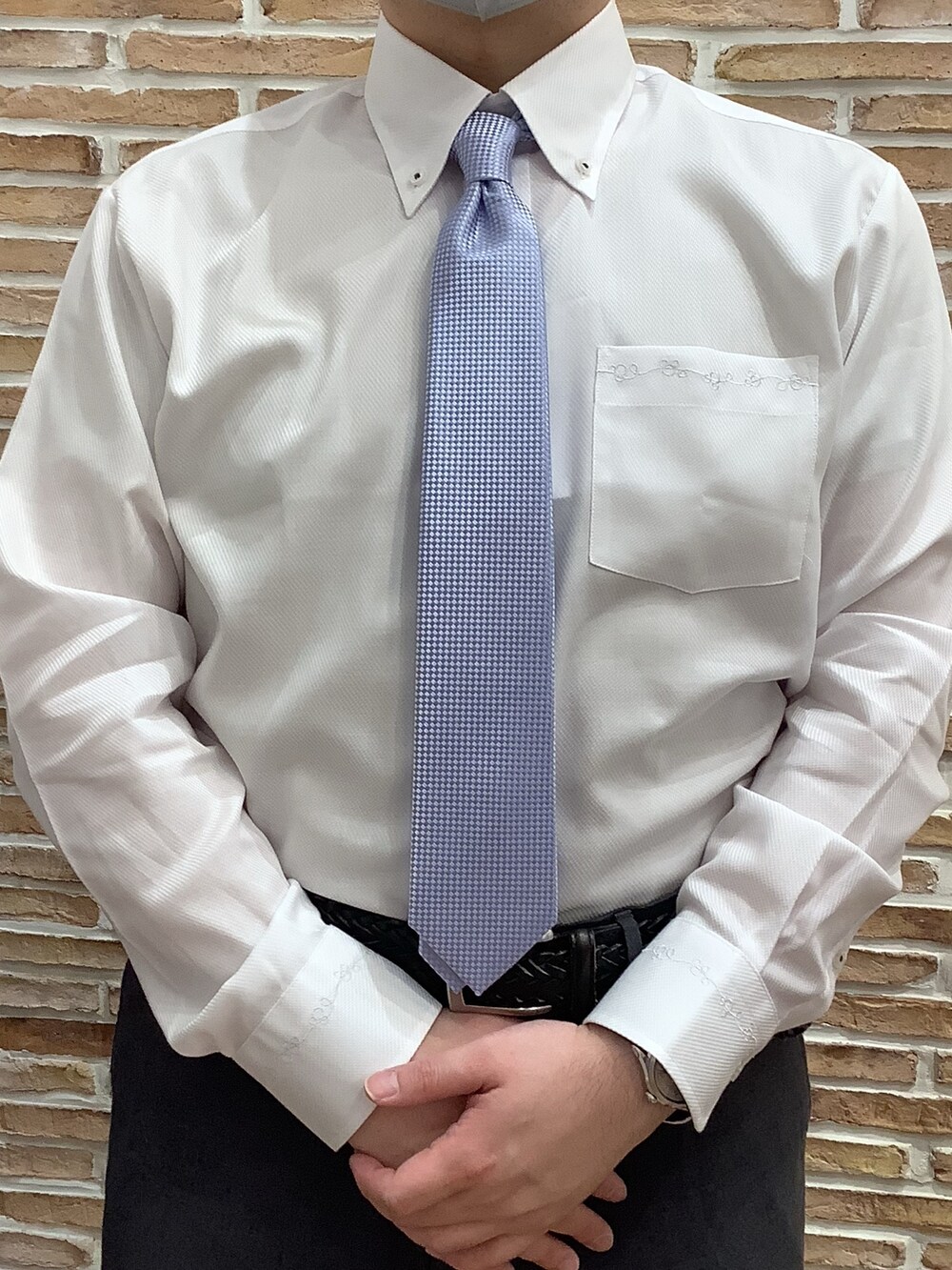 ホワイト系のビジネスシャツを着用したメンズの春コーディネートの2枚目の写真