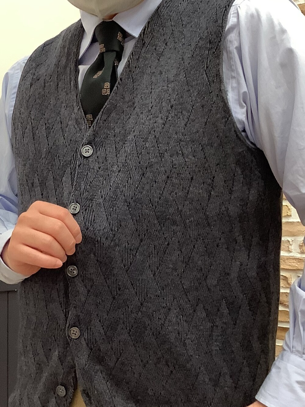 「東京シャツ、BRICK HOUSE by Tokyo Shirts、メンズコーデ、今日のコーデ、ニット、ニットベスト、ビジネススタイル」｜「BRICK HOUSE by TOKYO SHIRTの裏キルトニットジレ（スーツベスト、グレー系）」を使った、BRICK HOUSE シャツ工房 福岡橋本木の葉モール店さん（メンズ・163cm）の秋コーディネートの2枚目の写真