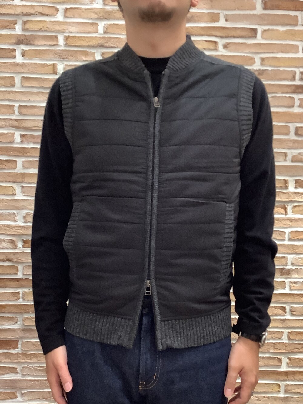 ブラック系のベスト、ブラック系のニット/セーターを着用したメンズの秋コーディネートの2枚目の写真