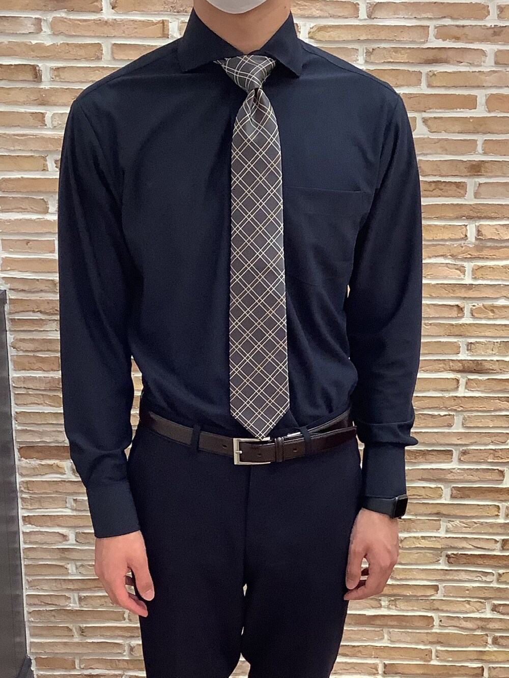 ブルー系のビジネスシャツを着用したメンズの春コーディネートの2枚目の写真