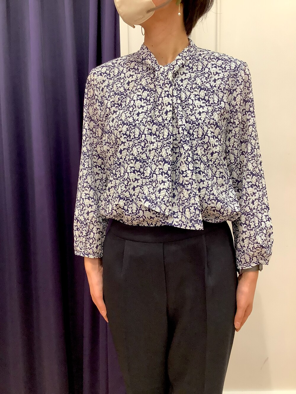 ブルー系のTシャツ/カットソー、ブルー系のスラックスを着用したレディースの秋コーディネートの2枚目の写真