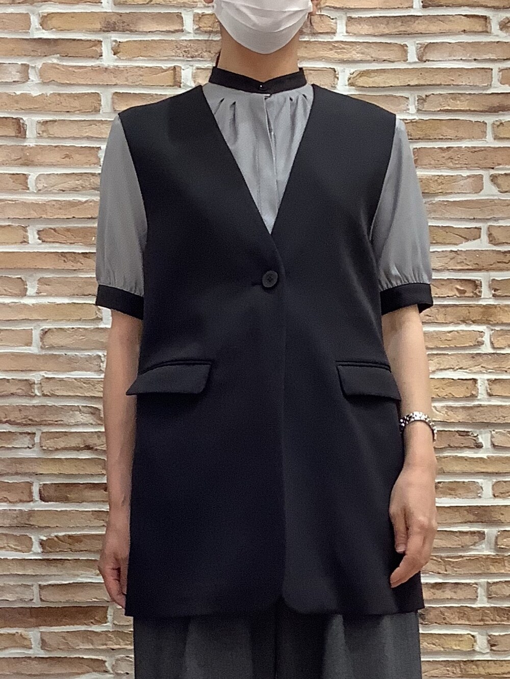 ブラック系のシャツ/ブラウス、ブラック系のベストを着用したレディースの春コーディネートの2枚目の写真