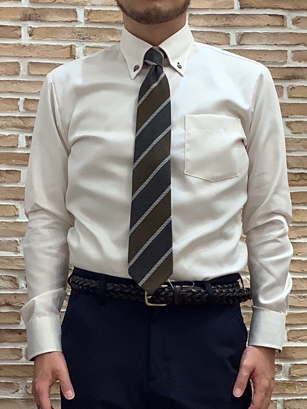 イエロー系のビジネスシャツを着用したメンズの秋コーディネートの2枚目の写真