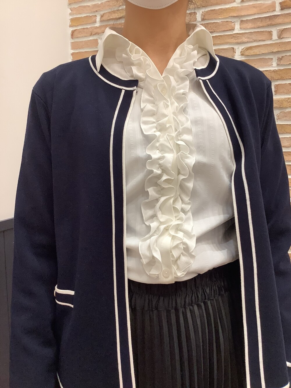 ホワイト系のシャツ/ブラウス、ブルー系のカーディガン/ボレロを着用したレディースの春コーディネートの2枚目の写真