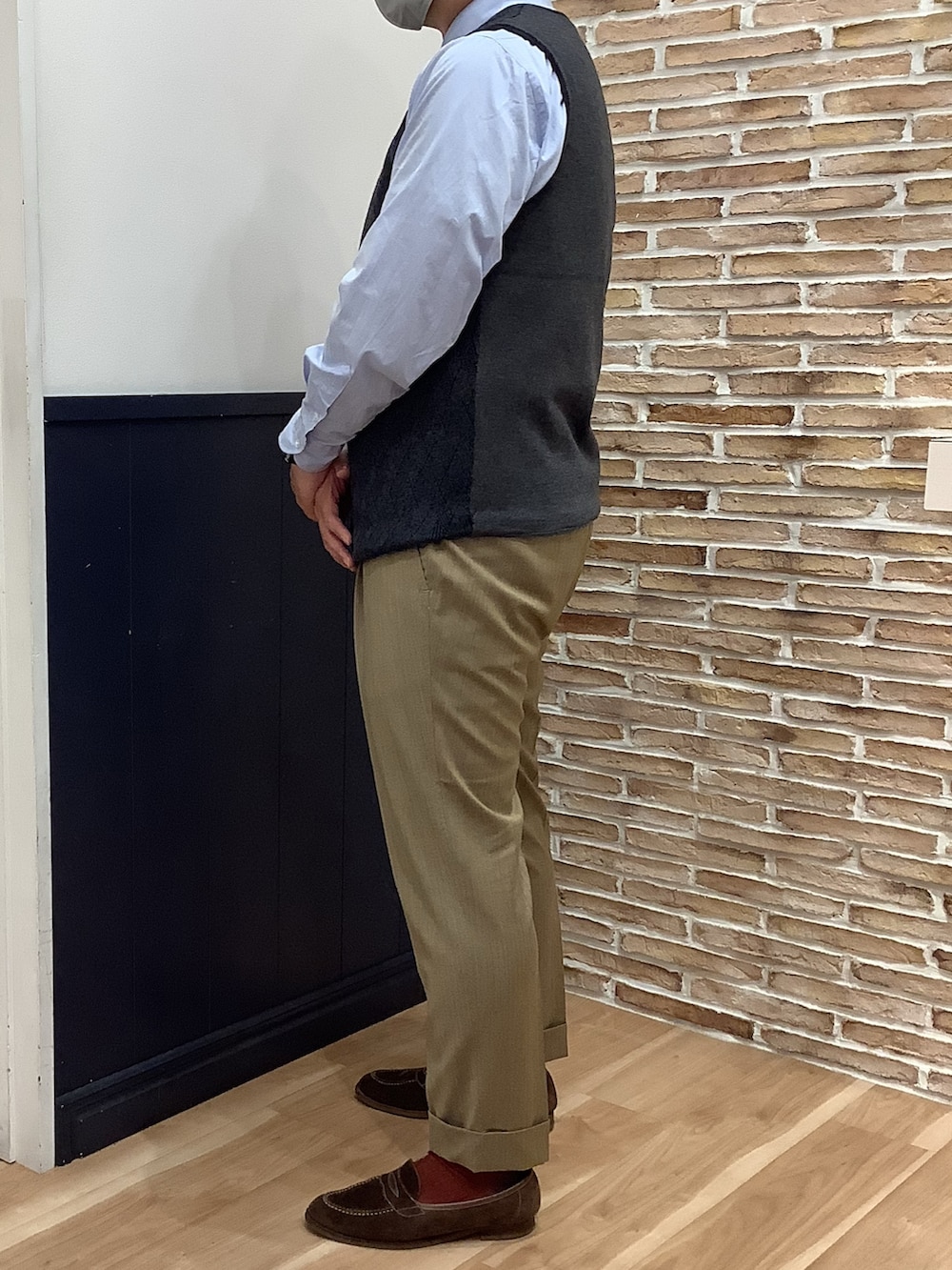 「東京シャツ、BRICK HOUSE by Tokyo Shirts、メンズコーデ、今日のコーデ、ニット、ニットベスト、ビジネススタイル」｜「BRICK HOUSE by TOKYO SHIRTの裏キルトニットジレ（スーツベスト、グレー系）」を使った、BRICK HOUSE シャツ工房 福岡橋本木の葉モール店さん（メンズ・163cm）の秋コーディネートの4枚目の写真