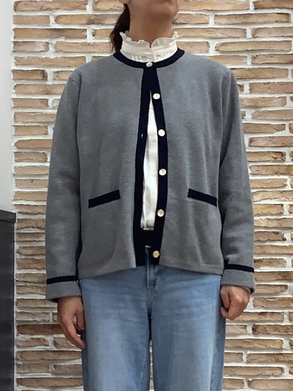 グレー系のカーディガン/ボレロを着用したレディースの秋コーディネートの2枚目の写真