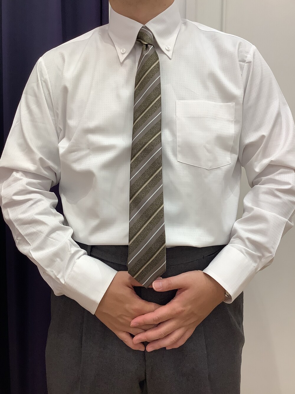ベージュ系のネクタイ、ホワイト系のビジネスシャツを着用したメンズの秋コーディネートの2枚目の写真