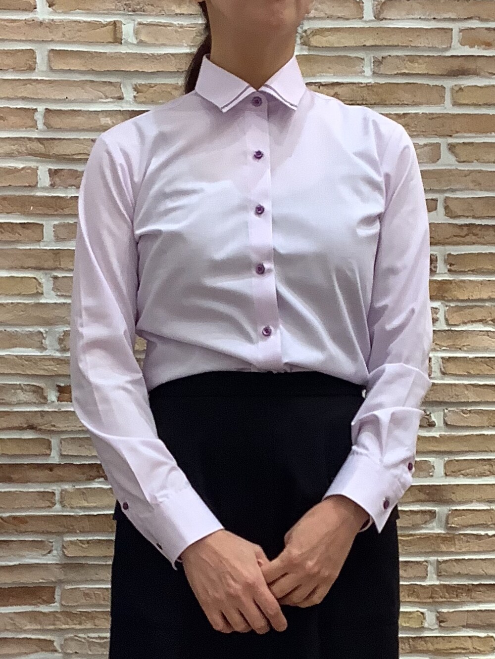 パープル系のビジネスシャツを着用したレディースの秋コーディネートの2枚目の写真