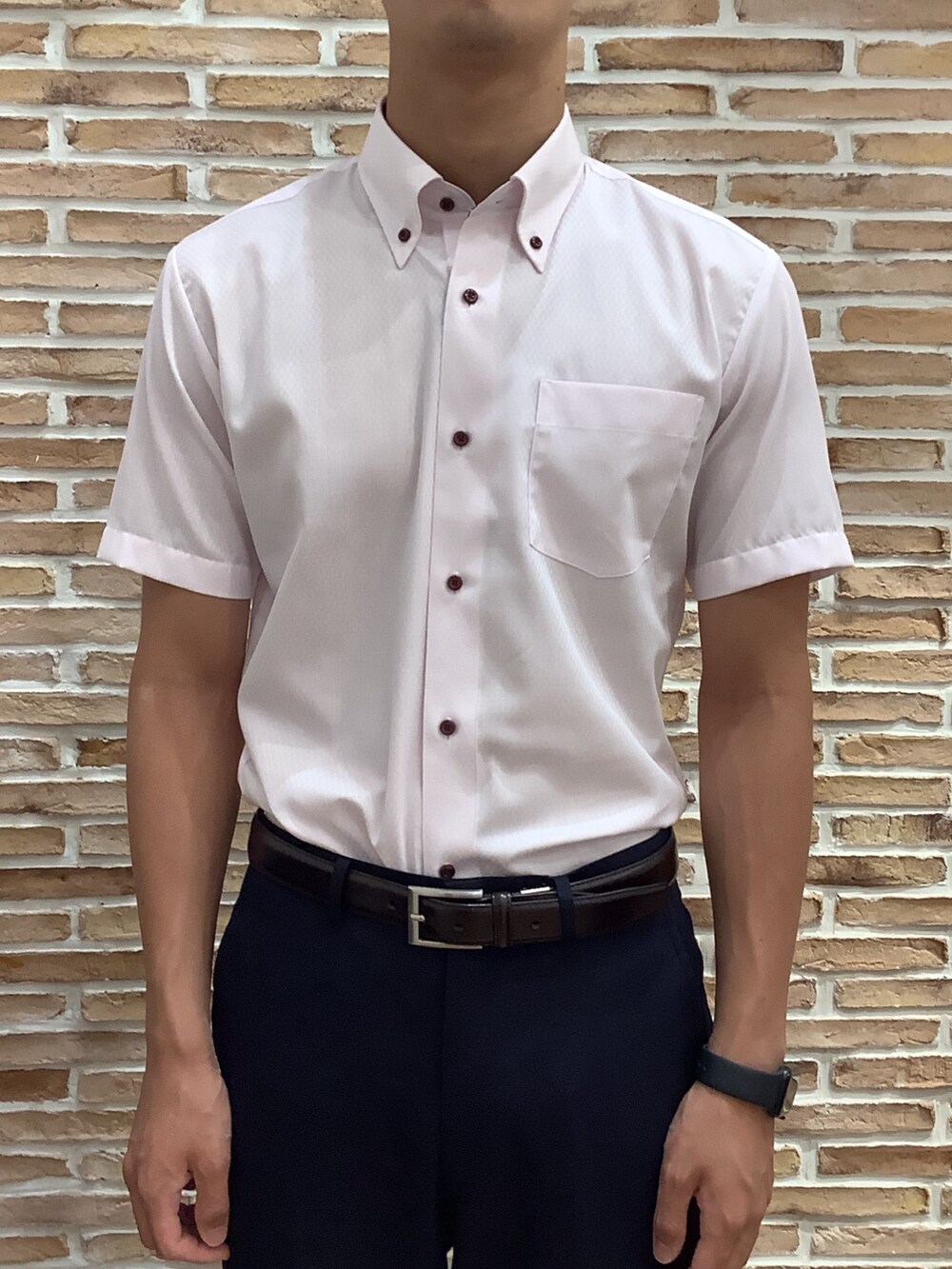 ピンク系のビジネスシャツを着用したメンズの夏コーディネートの2枚目の写真