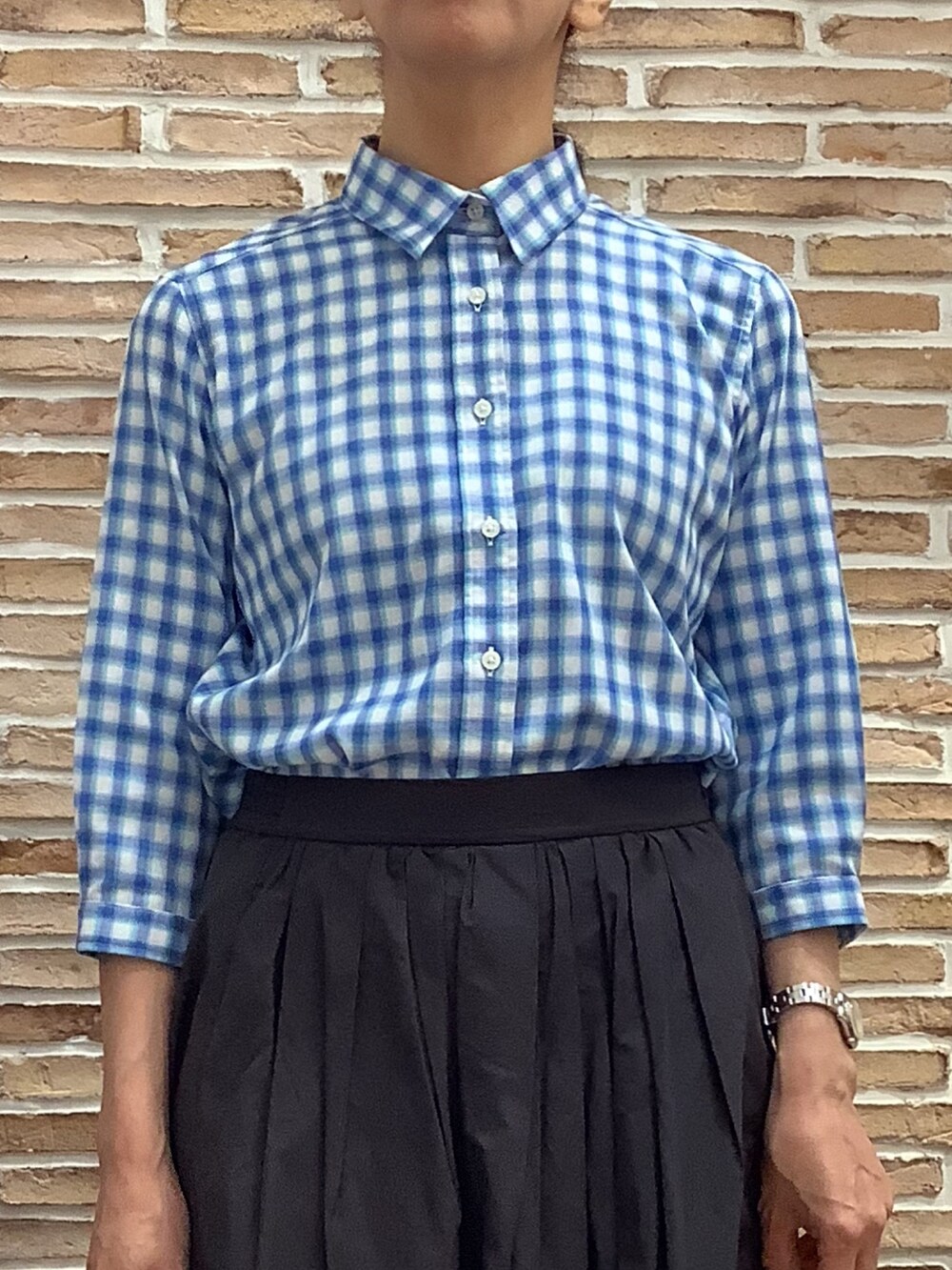 ブルー系のシャツ/ブラウスを着用したレディースの夏コーディネートの2枚目の写真