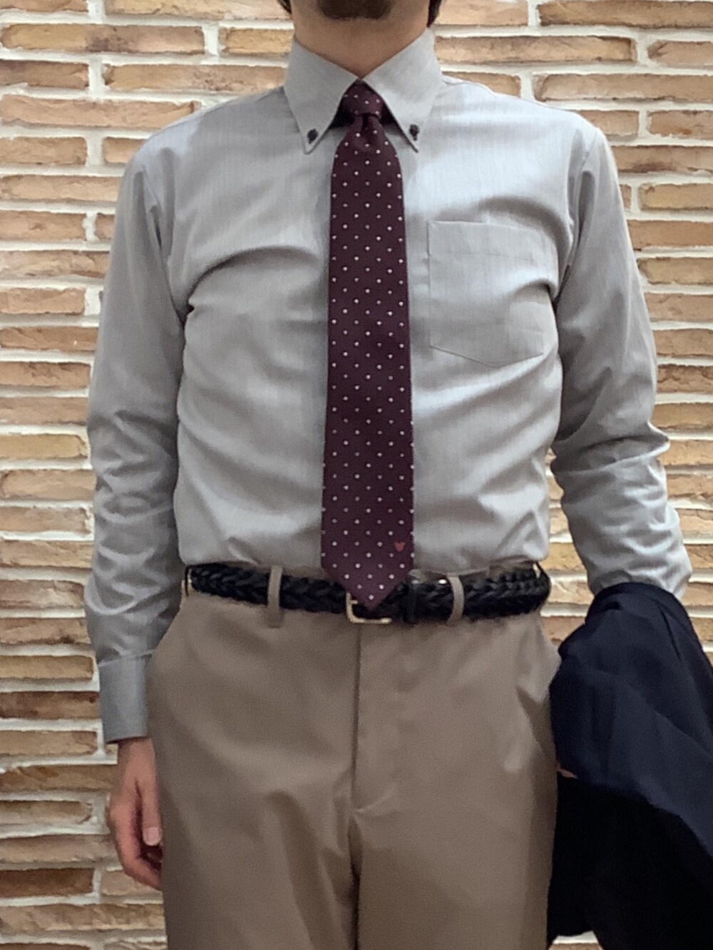 グレー系のビジネスシャツを着用したメンズの冬コーディネートの2枚目の写真