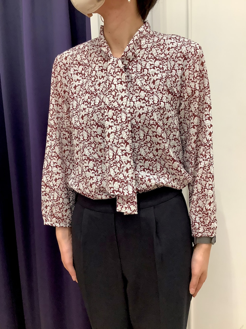 レッド系のTシャツ/カットソー、ブルー系のスラックスを着用したレディースの秋コーディネートの2枚目の写真