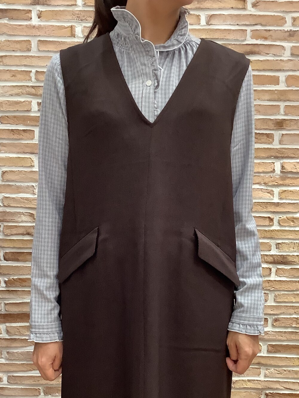 グレー系のシャツ/ブラウス、ブラウン系のジャンパースカートを着用したレディースの秋コーディネートの2枚目の写真