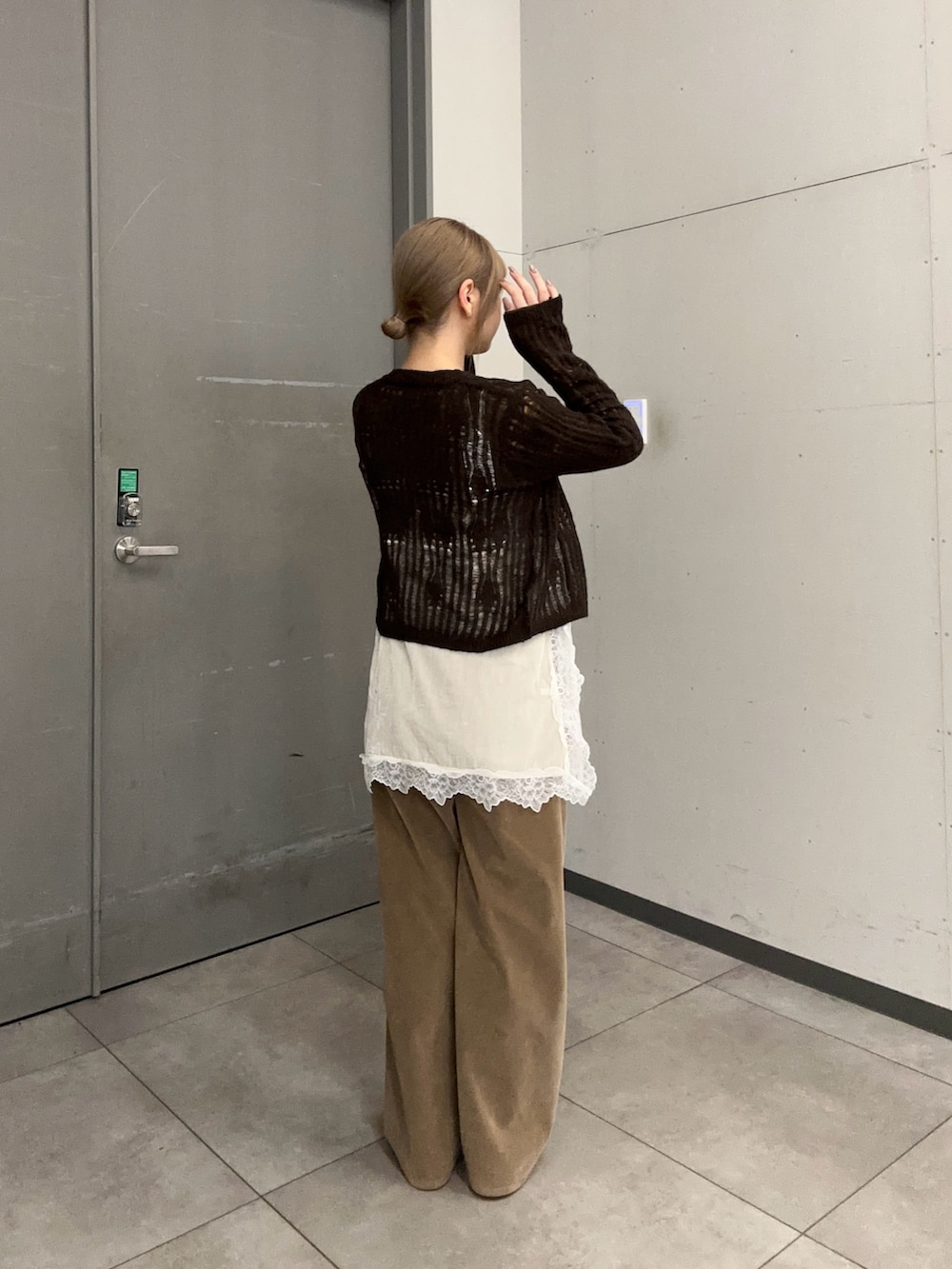 ベージュ系のその他パンツ、ホワイト系のキャミソール、ブラウン系のカーディガン/ボレロを着用したレディースの秋コーディネートの2枚目の写真