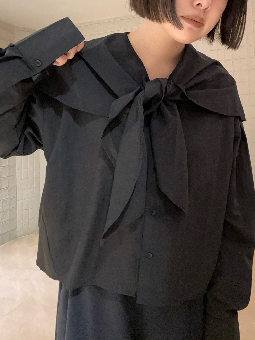 ブルー系のその他パンツ、ブラック系のシャツ/ブラウス、ブラック系のショルダーバッグを着用したレディースの春コーディネートの2枚目の写真