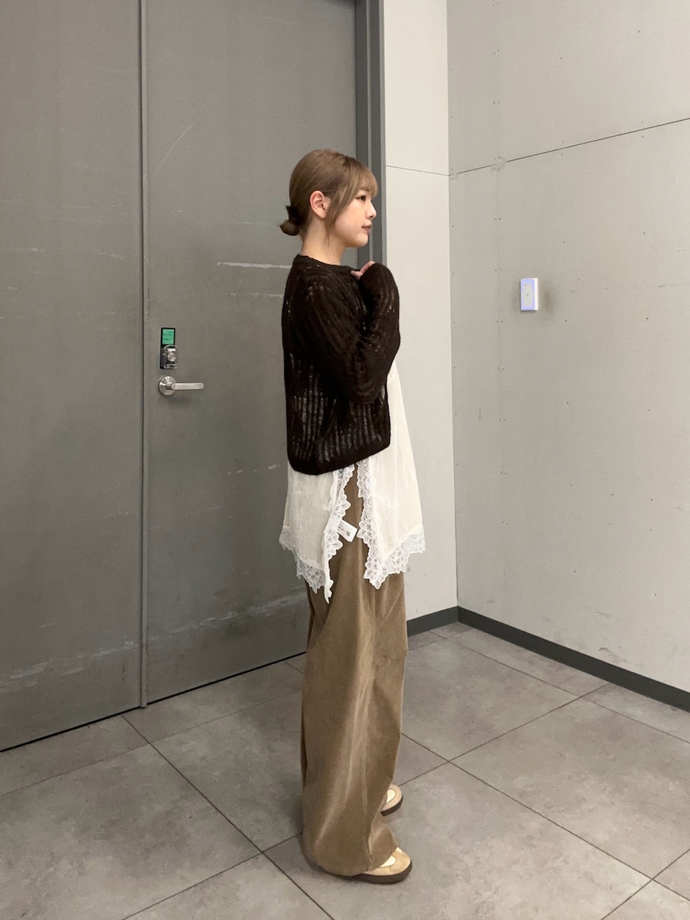 ベージュ系のその他パンツ、ホワイト系のキャミソール、ブラウン系のカーディガン/ボレロを着用したレディースの秋コーディネートの3枚目の写真