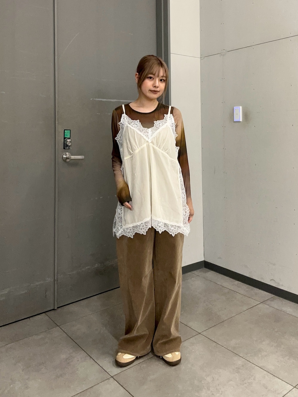 ベージュ系のその他パンツ、ホワイト系のキャミソール、ブラウン系のカーディガン/ボレロを着用したレディースの秋コーディネートの4枚目の写真