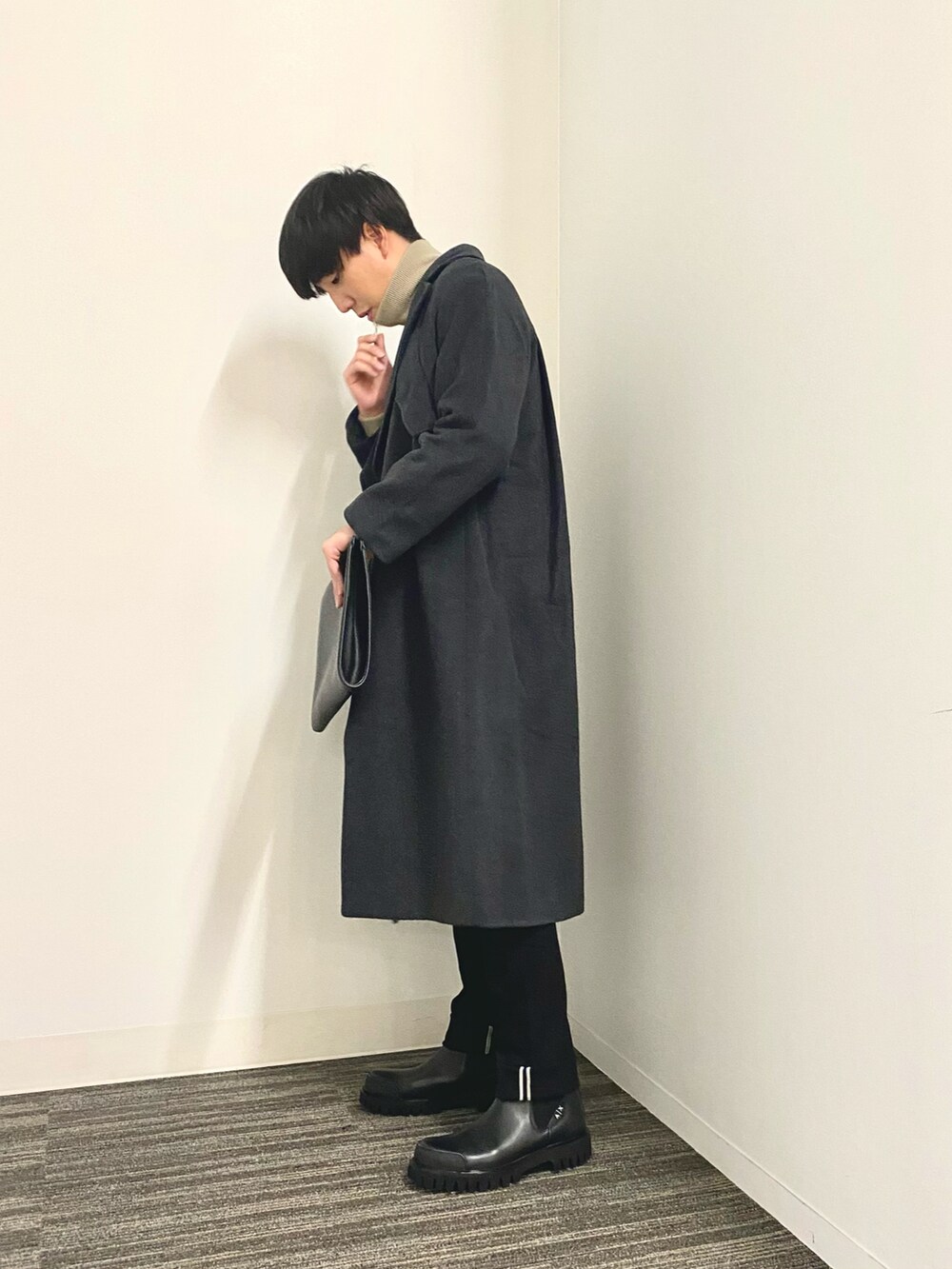 「armaniexchange、アルマーニエクスチェンジ、AXchanger、AXchange、チェスターコート、ニット、ハーフジップ、グレー、ベージュ、黒スキニー、デニム、ブーツ、シンプルコーデ、レイヤードスタイル、きれいめカジュアル」｜「ARMANI EXCHANGEの【A|X アルマーニ エクスチェンジ】AXロゴ　L字ファスナークラッチバック（クラッチバッグ、ブラック系）」を使った、yusukeさん（メンズ・175cm）の秋コーディネートの2枚目の写真
