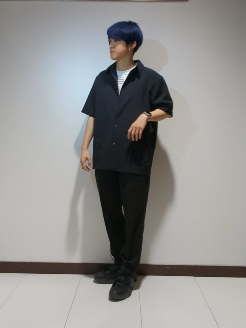 ブルー系のTシャツ/カットソー、ブルー系のシャツ/ブラウス、ブラック系のその他パンツを着用したメンズの夏コーディネートの2枚目の写真