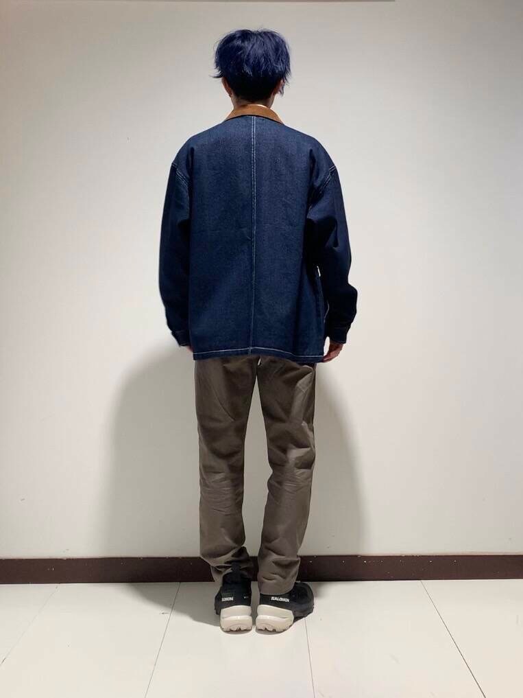 ブルー系のカバーオール、ホワイト系のシャツ/ブラウス、グリーン系のその他パンツを着用したメンズの秋コーディネートの3枚目の写真