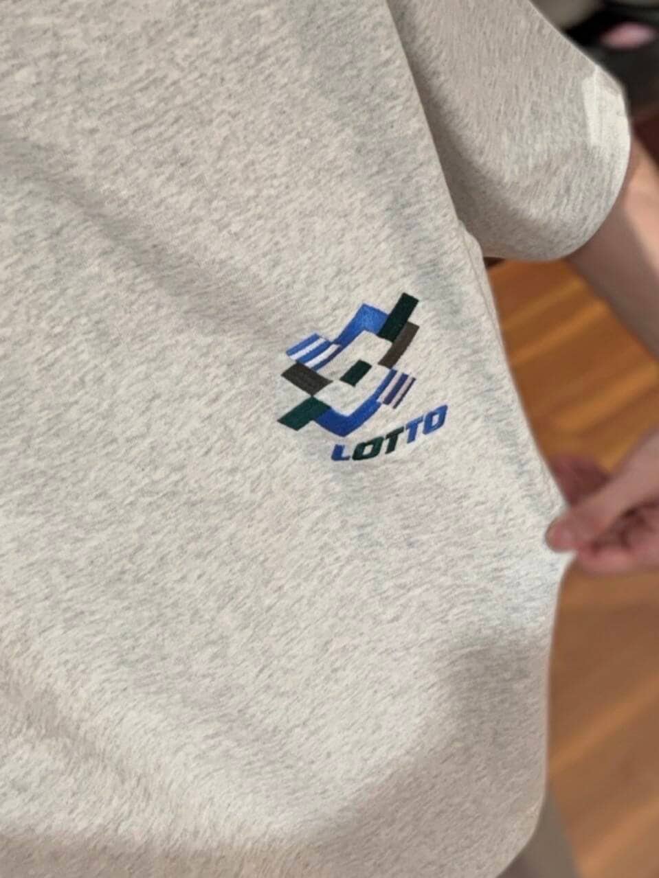 グレー系のTシャツ/カットソー、グレー系のその他パンツ、グレー系のニットキャップ/ビーニーを着用したメンズの夏コーディネートの2枚目の写真