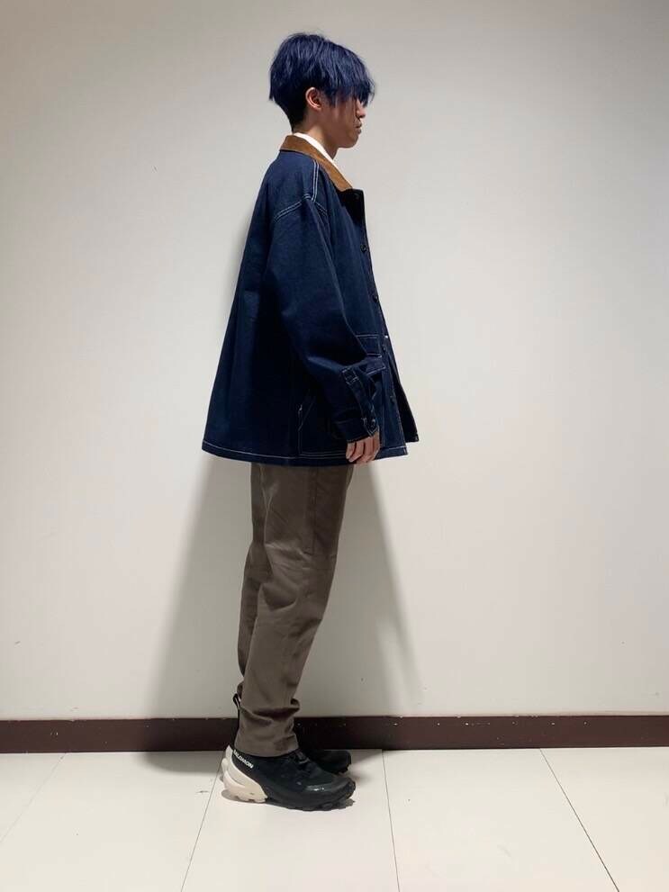 ブルー系のカバーオール、ホワイト系のシャツ/ブラウス、グリーン系のその他パンツを着用したメンズの秋コーディネートの2枚目の写真