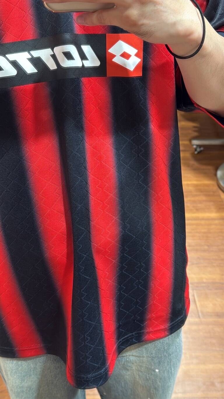 レッド系のTシャツ/カットソーを着用したメンズの夏コーディネートの2枚目の写真