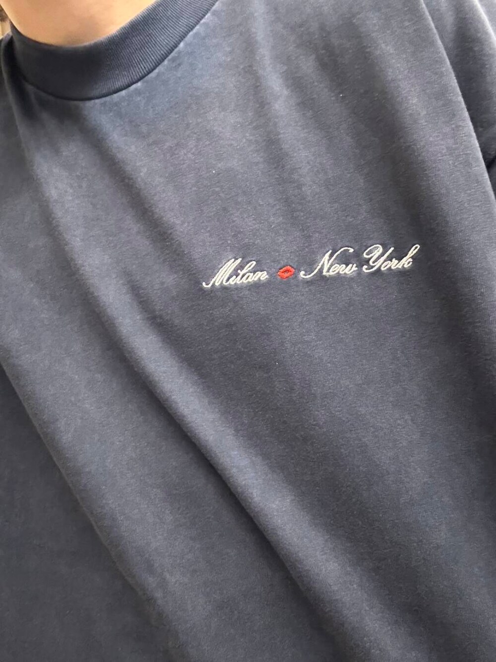 グレー系のショルダーバッグ、ブルー系のTシャツ/カットソーを着用したメンズの夏コーディネートの2枚目の写真