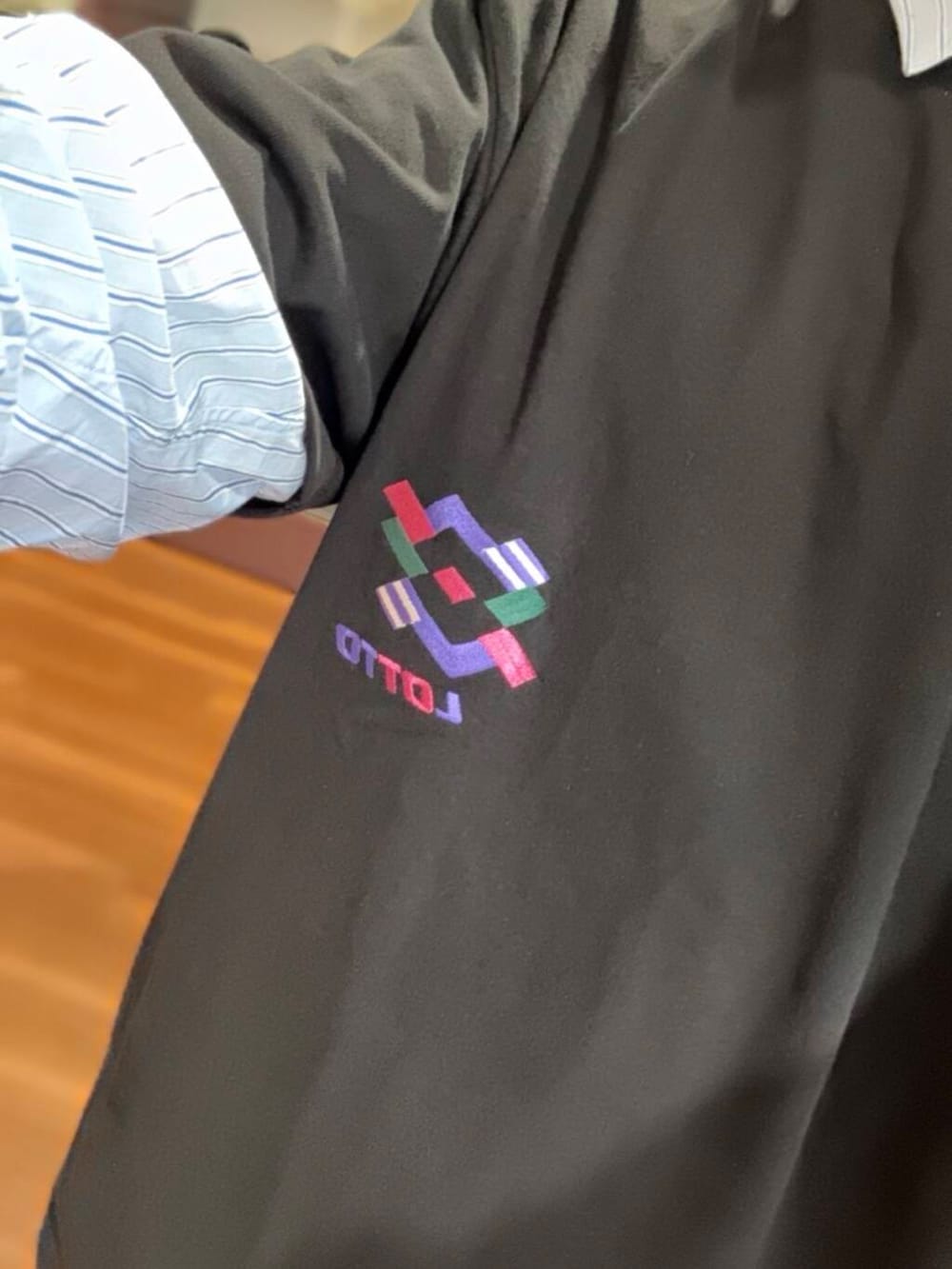 ブラック系のTシャツ/カットソー、シルバー系のその他小物を着用したメンズの夏コーディネートの2枚目の写真