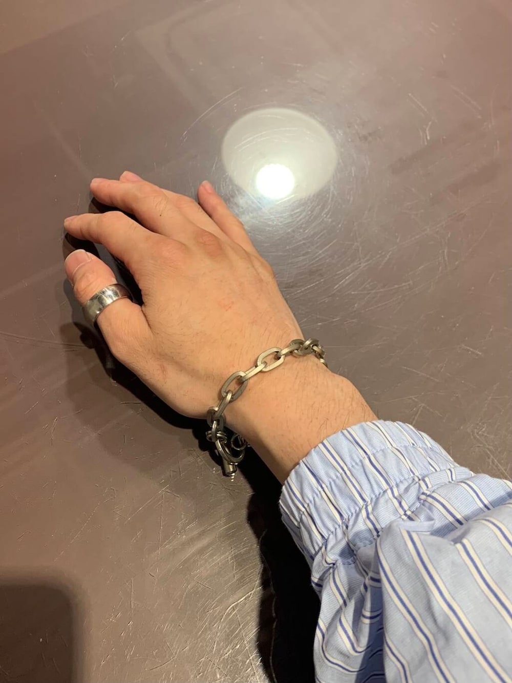 ブラック系のTシャツ/カットソー、シルバー系のその他小物を着用したメンズの夏コーディネートの3枚目の写真