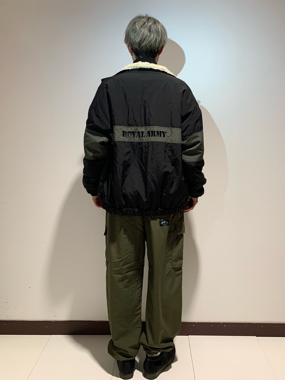 ブラック系のナイロンジャケット、ブラック系のニット/セーター、グリーン系のその他パンツを着用したメンズの冬コーディネートの2枚目の写真