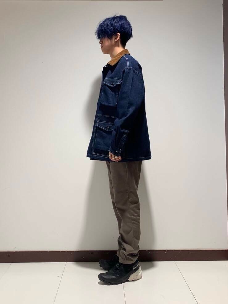 ブルー系のカバーオール、ホワイト系のシャツ/ブラウス、グリーン系のその他パンツを着用したメンズの秋コーディネートの4枚目の写真