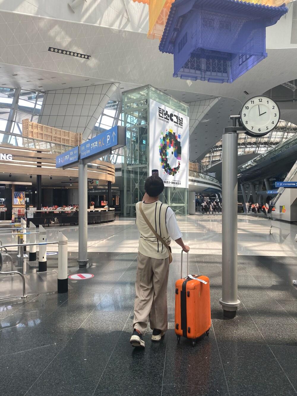 グレー系のスニーカーを着用したメンズの夏コーディネートの2枚目の写真