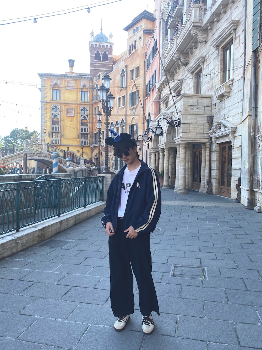 ベージュ系のスニーカー、ブルー系のブルゾン、ホワイト系のTシャツ/カットソーを着用したメンズの秋コーディネートの2枚目の写真