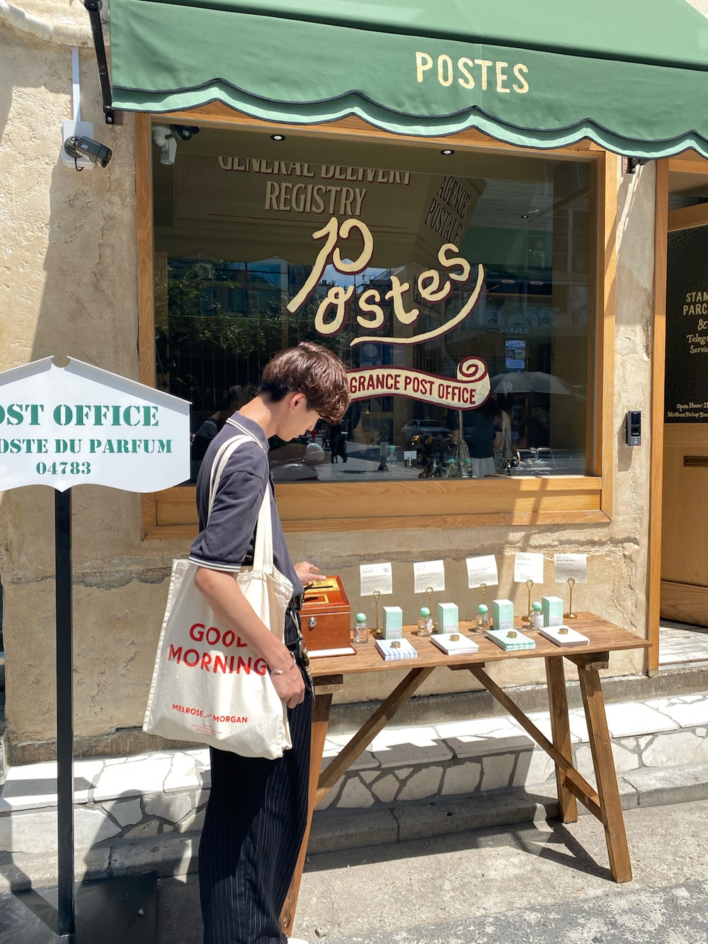 ブラック系のスラックス、グレー系のポロシャツ、ブラウン系のベルトを着用したメンズの夏コーディネートの2枚目の写真