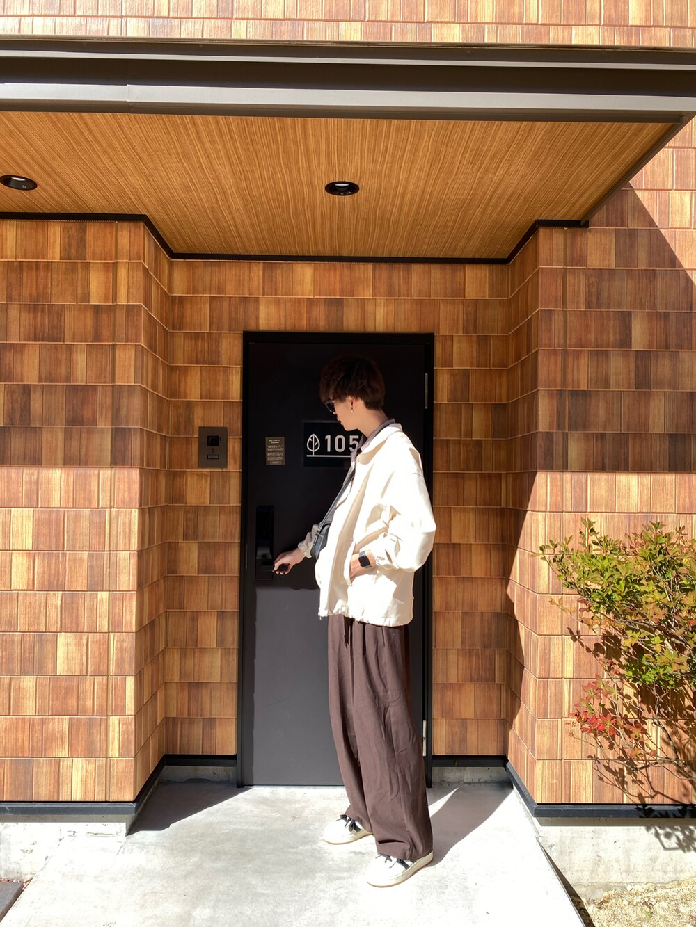 ホワイト系のライダースジャケットを着用したメンズの秋コーディネートの3枚目の写真