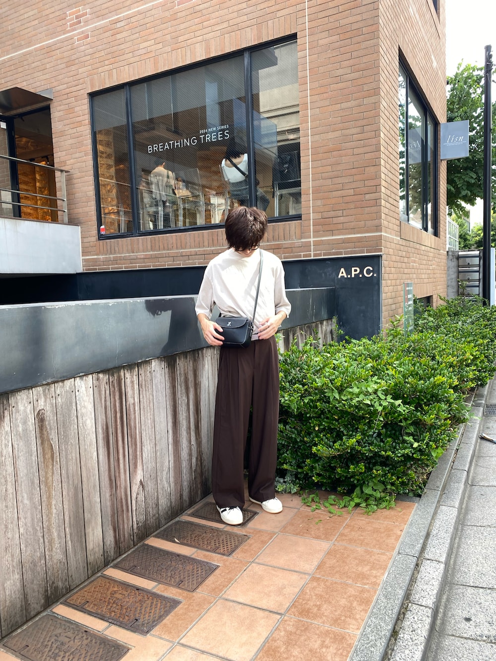 ブラック系のハンチング/ベレー帽を着用したメンズの秋コーディネートの2枚目の写真